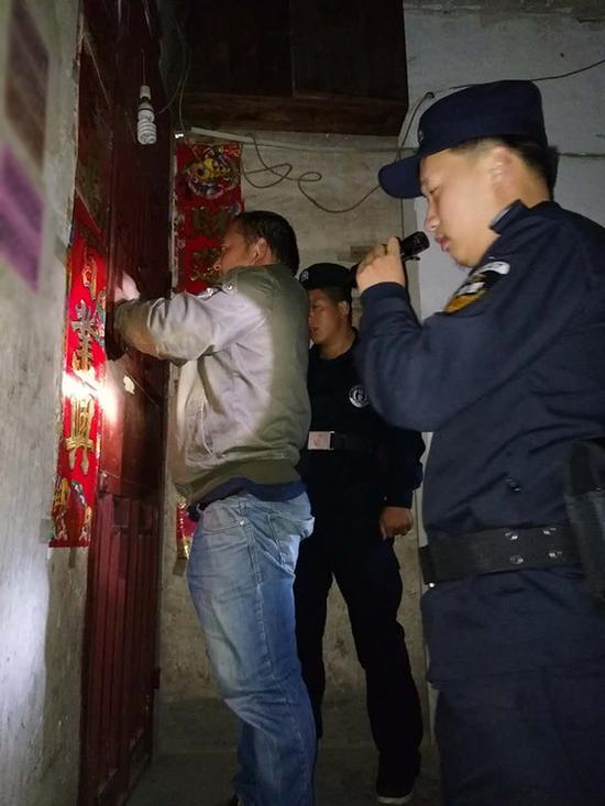 长治粗心妈妈误将幼女锁家中 