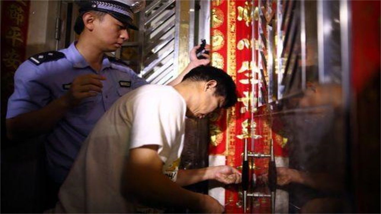 长治请开锁师傅开了锁后，师傅